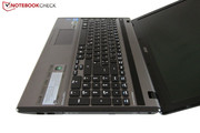 Das optische Laufwerk hat Acer auf der rechten Seite integriert.
