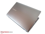 Die Metallelemente sind leicht strukturiert.