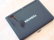 Toshiba erweitert seine Netbook Produktpalette um die NB 200 Serie. Bei uns im Test war das NB 200-113 in Kosmos-Schwarz. Das Design ist mit dem diagonalen Linienmuster sehr gelungen.