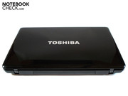 Ein Toshiba-Schriftzug ziert den Notebookdeckel.