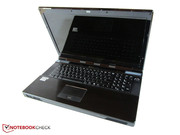 Das spiegelnde FHD-Display deckt beinahe den gesamten AdobeRGB-Farbraum ab.