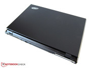 Das wuchtige 17-Zoll-Chassis ist solide gebaut.