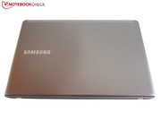 Deckel und Handballenablage bestehen aus Metall.