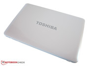 Auf dem Deckel wartet ein graues Toshiba Logo.