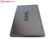 Mit einer Höhe von knapp 4,5 Zentimetern gehört das XMG A523 zu den dickeren Notebooks.