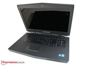 Der Hersteller kombiniert silberne und dunkelgraue Oberflächen.