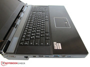 Alle drei Monitorausgänge befinden sich links.