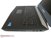 Die rechte Seite wird vom Blu-ray-Laufwerk dominiert.