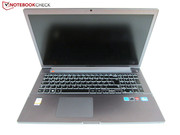 Deckel und Tastaturumgebung bestehen aus Metall.