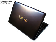 Das mattschwarze Gehäuse (insgesamt sind 6 Farben erhältich) spiegelt sich im Sonnenlicht