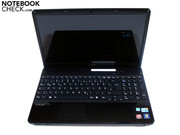 Der Displayrahmen ist matt, die Handballenauflage (leider) hochglänzend