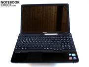 Die Displayoberfläche spiegelt teils sehr stark