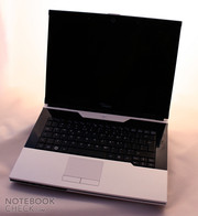 Verstärkt wird dieser Eindruck durch den Einsatz von hochglänzenden Oberflächen, die allerdings in ihrer Handhabung oft problematisch sind.