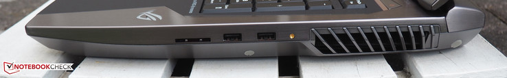 rechte Seite: Kartenleser, 2x USB 3.0, WiFi-Antenne