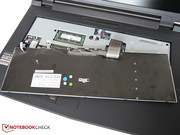 Das Keyboard ist mit zwei Schrauben auf der Unterseite befestigt.