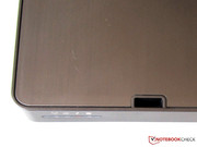 Hier hinein greift der Verriegelungshaken und sichert so das Display fest mit dem Gehäuse