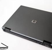 Das Notebook zeigt das klassische HP Business Outfit mit blaugrauen Oberflächen und einer schwarzen Baseunit.