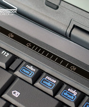 Die gebotenen Zusatztasten sind als berührungssensitive Leisten oberhalb der Tastatur ausformuliert.