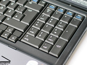 Die Tastatur bietet gute Übersicht und ein großzügiges Layout und verfügt über einen zusätzlichen Nummernblock.