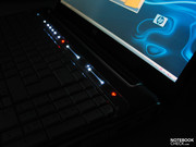 Die angebotenen Zusatztasten oberhalb der Tastatur kommen vor allem in dunkler Umgebung voll zur Geltung.