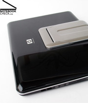 ...und speziell den schwarz lackierte Displaydeckel im HP Dragon Design mit dezenter Ornamentik,...