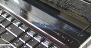 Gestalterisch schön wurden auch die Zusatztasten oberhalb der Tastatur in Form einer berührungssensitiven Leiste gelöst.