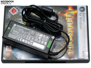 Das Netzteil bringt lediglich 242 Gramm auf die Waage, passt in jede Aktentasche und lädt den Notebookakku auch flott wieder auf.