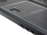 Haptisch angenehm und optisch edel: Die Oberschale des Mobile.ForceM13.S1 hat eine kühle Platte aus gebürstetem Aluminium.