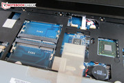 Zwei der vier RAM-Bänke sitzen unter der Tastatur.