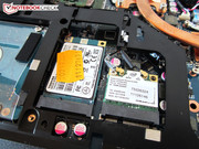 Dieses Foto zeigt das WLAN-Modul und die mSATA-SSD.