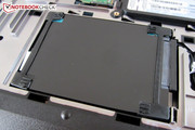 Die 750 GByte große HDD verbirgt sich unter einer schwarzen Haube.