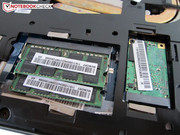 Links sehen Sie die beiden DDR3-RAM-Bänke, rechts die kleine mSATA-SSD.