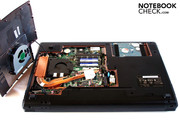 Aufgrund des Lüfterkabels ist beim Öffnen Vorsicht geboten.