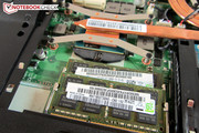 Zwei RAM-Bänke für maximal 16 GByte. Oben sieht man die CPU.