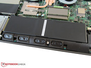 In der Gehäusefront sitzen vier Lautsprecher.