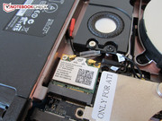 Hier sehen Sie den Subwoofer und den WLAN-Adapter.