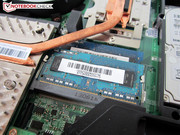 Zwei weitere RAM-Bänke stecken unter der Tastatur.