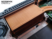Ein massiver Kühlkörper kümmert sich um die Abwärme des Prozessors