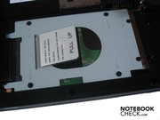 Die 320 GByte Festplatte von Western Digital wird von einer Abdeckung verdeckt