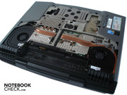 und im geöffneten Zustand. Nur zwei Schrauben stehen zwischen dem Nutzer und den Komponenten