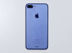 Ein Dummy-Modell in Blau soll suggerieren, Apple könnte im Herbst eine neue Farboption bieten.