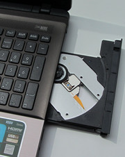 Der DVD-Brenner liest und beschreibt jede Art von DVD/CD