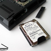 Hinzu kommt eine 250GB Festplatte von Hitachi, die im Test gute Übertragungsraten und eine passable Zugriffszeit zeigt.