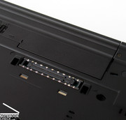 Auch der Docking-Port an der Geräteunterseite gehört zur Standardausstattung des Lenovo Thinkpad T500.