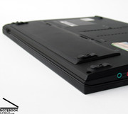 Der 43.2 Wh Hauptakku befindet sich an der Unterseite im vorderen Bereich des Notebooks.