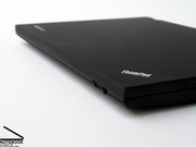 Das völlig schwarze Gehäuse weist eine überaus angenehme, samtige Haptik auf,...