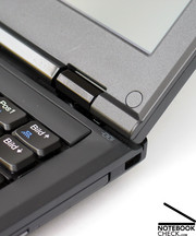 Außerdem werden dadurch die einwirkenden Kräfte auf die Displayscharniere beim Transport im geschlossenen Zustand minimiert.