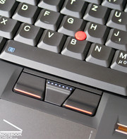 Zu einem echten Thinkpad gehört auch der rote Trackpoint inmitten der schwarzen Tasten als zusätzlciher Mausersatz neben dem Touchpad.