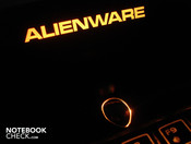 Der schicke Alienware-Schriftzug und der Powerknopf können hingegen farbllich angepasst werden