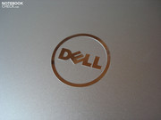 Auf dem Deckel hat Dell ein schickes Logo platziert.